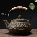 Gietijzeren theepot met reliëfmotieven — Gouden schubben