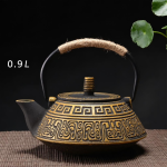 Gietijzeren theepot met reliëfmotieven — Gouden spiralen