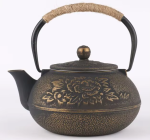 Gietijzeren theepot met reliëfmotieven — Grote gouden bloem