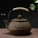 Gietijzeren theepot met reliëfmotieven — Kleine gouden bloemen