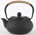 Gietijzeren theepot met reliëfmotieven — Verspreide zwarte stippen