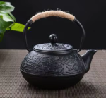 Gietijzeren theepot met reliëfmotieven — Zwarte bladeren
