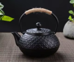 Gietijzeren theepot met reliëfmotieven — Zwarte schubben