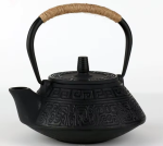 Gietijzeren theepot met reliëfmotieven — Zwarte spiralen