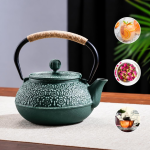 Gietijzeren theepot met uitneembaar filter