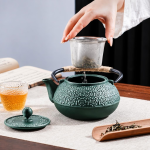 Gietijzeren theepot met uitneembaar filter