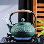 Gietijzeren theepot met uitneembaar filter