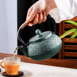 Gietijzeren theepot met uitneembaar filter