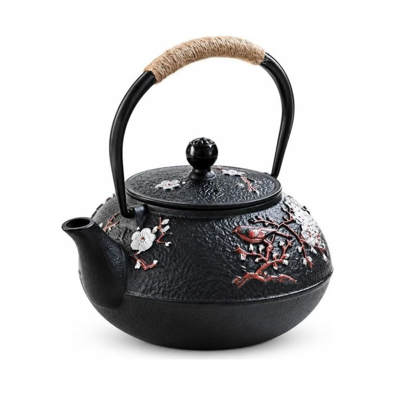 Gietijzeren theepot met vier kopjes en zeef
