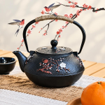 Gietijzeren theepot met vier kopjes en zeef