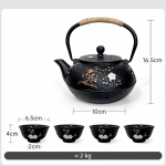 Gietijzeren theepot met vier kopjes en zeef
