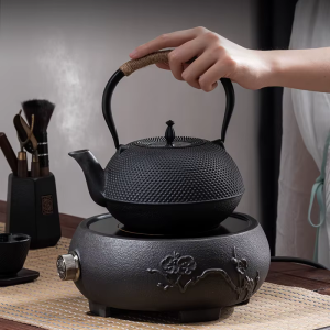 Gietijzeren theepot, theekopje of onderzetter