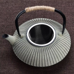 Gietijzeren theepot van ongeveer 800 ml