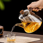 Glazen theepot met filter en houten handgreep