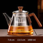 Glazen theepot met filter en houten handgreep — Hoog, wijd uitlopend