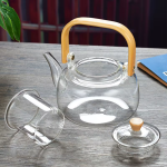 Glazen theepot met filter en houten handvat