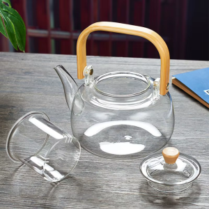Glazen theepot met filter en houten handvat