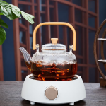 Glazen theepot met filter en houten handvat