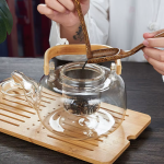 Glazen theepot met filter en houten handvat