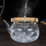 Glazen theepot met filter en houten handvat