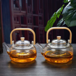 Glazen theepot met filter en houten handvat
