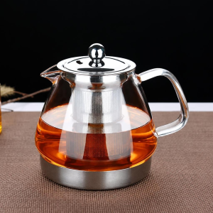 Glazen theepot met infuser in het midden