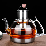 Glazen theepot met infuser in het midden