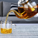 Glazen theepot met infuser in het midden