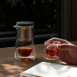 Glazen theepot met kopjes van borosilicaatglas