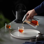Glazen theepot met kopjes van borosilicaatglas