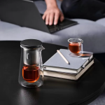 Glazen theepot met kopjes van borosilicaatglas