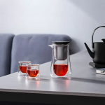 Glazen theepot met kopjes van borosilicaatglas