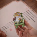 Gouden pad als tea pet van hars