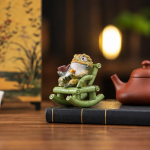 Gouden pad als tea pet van hars