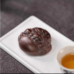 Gouden pad als Yixing tea pet