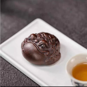 Gouden pad als Yixing tea pet
