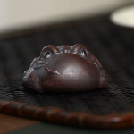 Gouden pad als Yixing tea pet