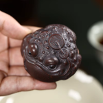 Gouden pad als Yixing tea pet