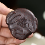 Gouden pad als Yixing tea pet