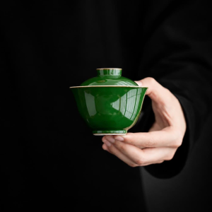 Groene gaiwan van keramiek met lichte rand