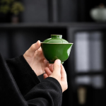 Groene gaiwan van keramiek met lichte rand