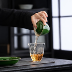Groene gaiwan van keramiek met lichte rand