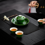 Groene gaiwan van keramiek met lichte rand