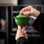 Groene gaiwan van keramiek met lichte rand