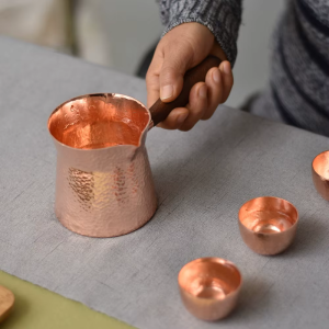 Handgehamerde koperen theepot