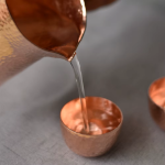 Handgehamerde koperen theepot