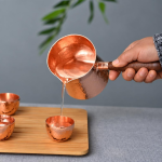 Handgehamerde koperen theepot
