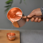 Handgehamerde koperen theepot