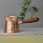 Handgehamerde koperen theepot