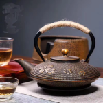 Japanse gietijzeren theepot 900 ml — Bronsgouden bloemen